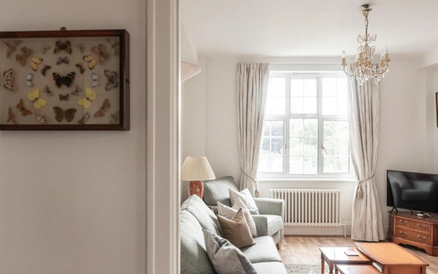 Stylish Art Deco 1 bedroom in West London