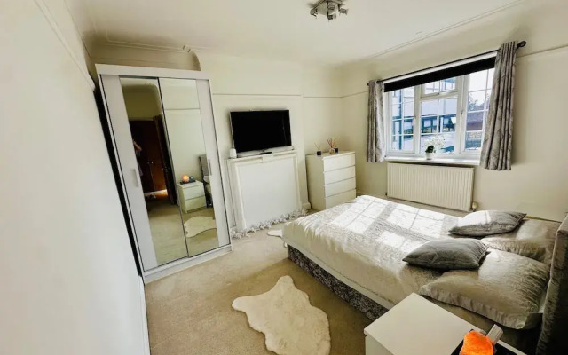 Gerrardscross-sleeps4-parking-petfriendly-wembley