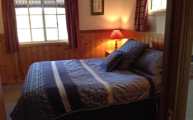 Fergies Hill Spa Cottage @ Granite Ridge Wines – Guest Rooms – Ballandean