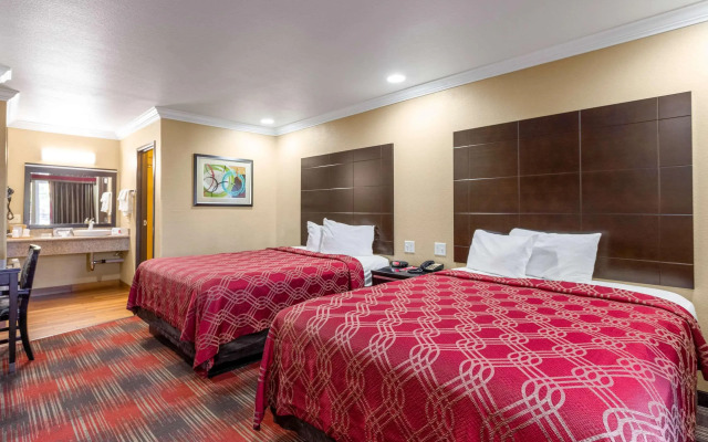 Econo Lodge Inn & Suites Escondido Downtown