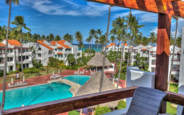 Exquisite Ocean and Pool View Apartment Next to the Beach