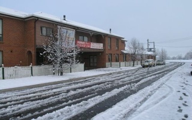 Snow Gate Motel and Apartments