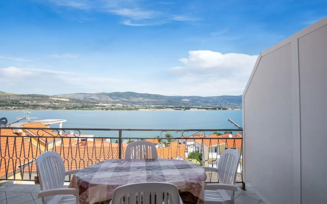 Sea-view Apartment in Mastrinka - Trogir With Balcony