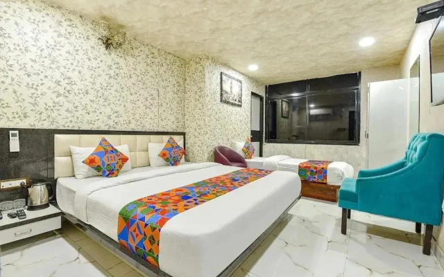 Queens Hub Hotel by OYO Rooms