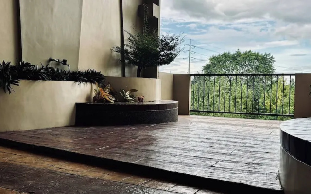 Spacious Central Davao City Getaway - Spacious Apartment With Shared Pool