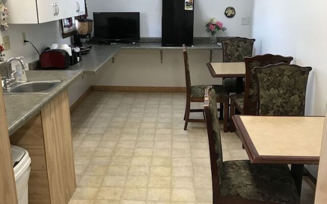 Colonial Inn Dyersville