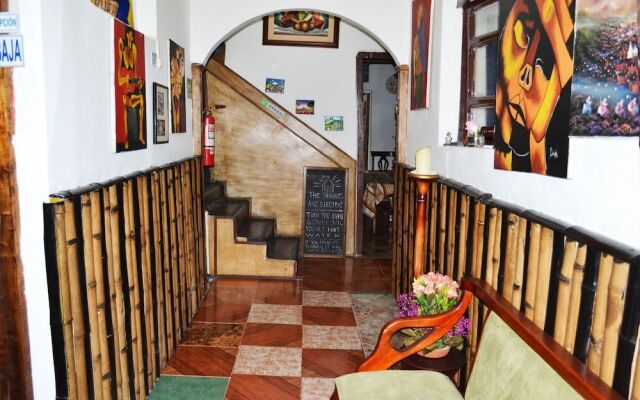 Colonial House Inn - Hostel