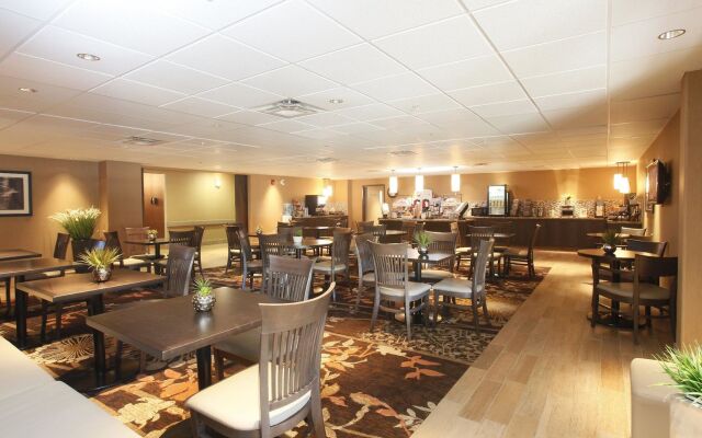 Pomeroy Inn & Suites at Olds