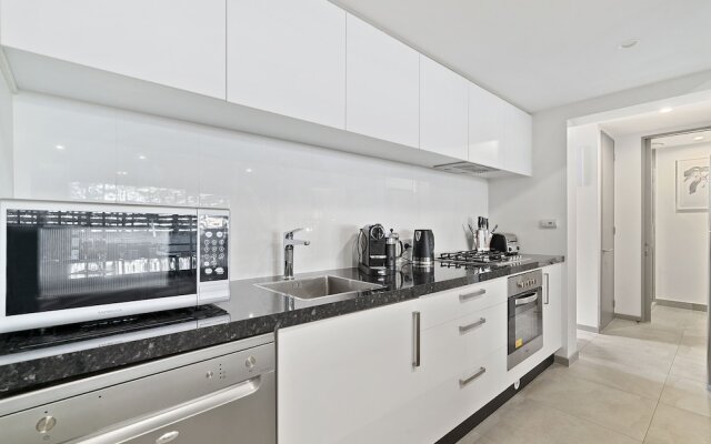 Central Location - Contemporary 2 Bedroom Aptm