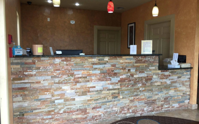 Pearsall Inn & Suites