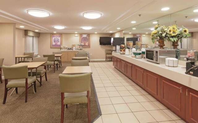 La Quinta Inn & Suites by Wyndham Warwick Providence Airport