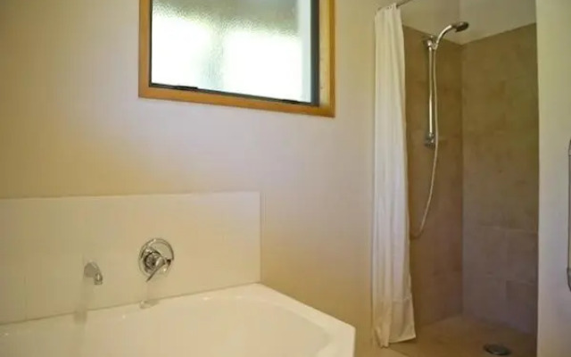 Treetop Oasis - Tairua Executive Holiday Home