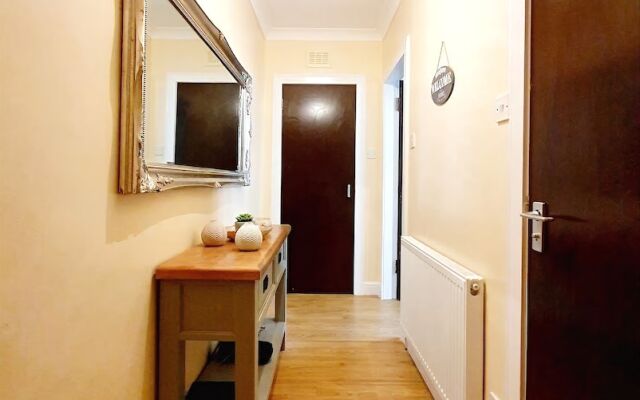 Bright Cosy Flat Close by Tourist Spots