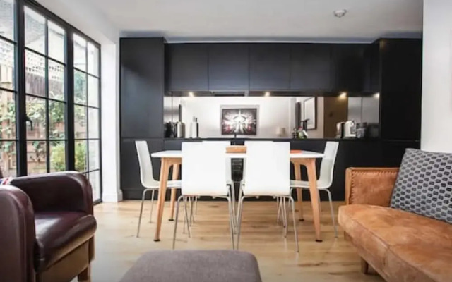 Stylish Newly Refurbished 2 Bedroom Flat With Terrace