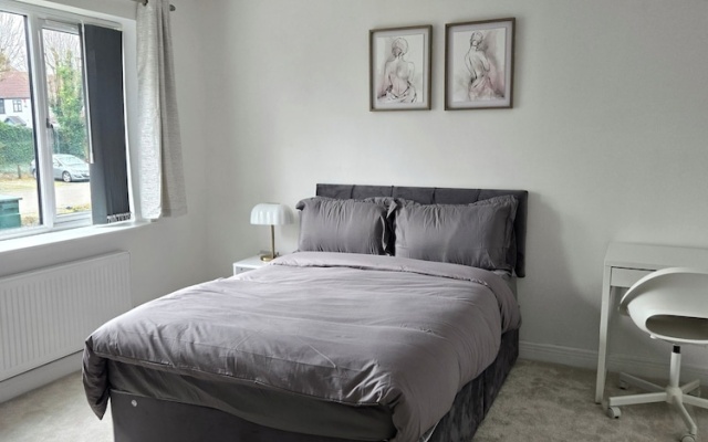 House Sleeps 2 With Garden and Parking