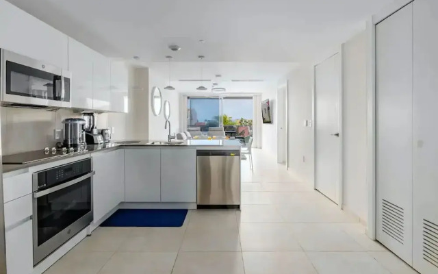 Eagle Beach Modern 2br2ba Beachfront Condo w Pool