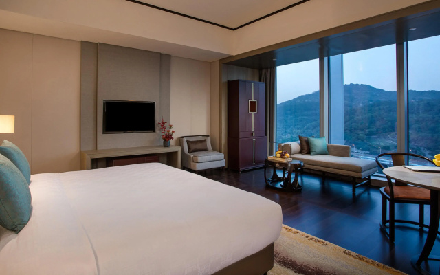 HUALUXE Xiamen Haicang Harbour View by IHG