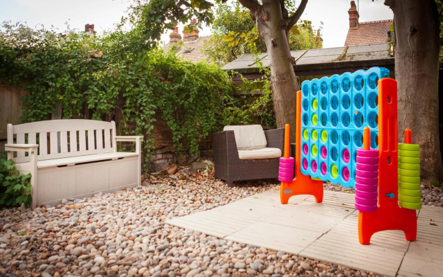 Sea Glimpses with free parking and garden