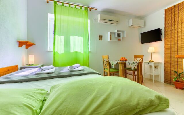 Studio With Shared Garden, 3 min Walk to the Beach