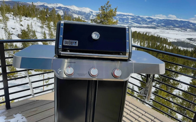 Mountain Vista 3 Bedroom Chalet by RedAwning