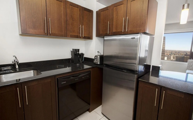 Modern Downtown One-bedroom Suite With Parking