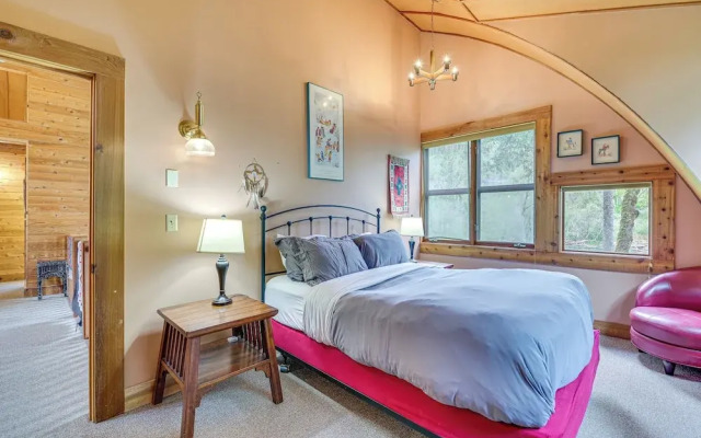 Riverfront Skykomish Cabin w/ Private Hot Tub!