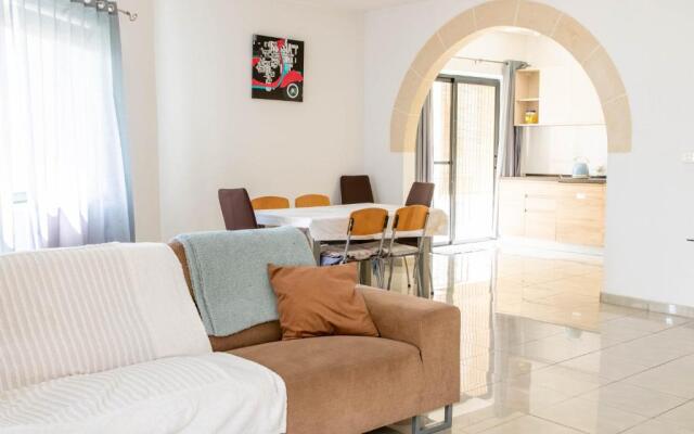 Spacious 3-bedroom apartment 30 seconds from sea