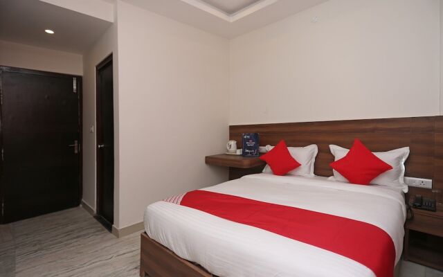 OYO Flagship 18533 Tulip Inn