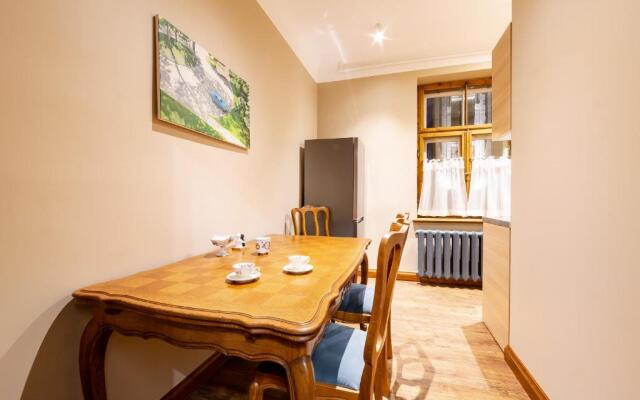 Ancient Storie's AP 65sqm Renovated Free parking