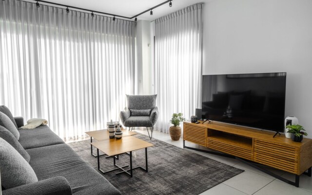 Sea-side 4 BR Apt with Gym