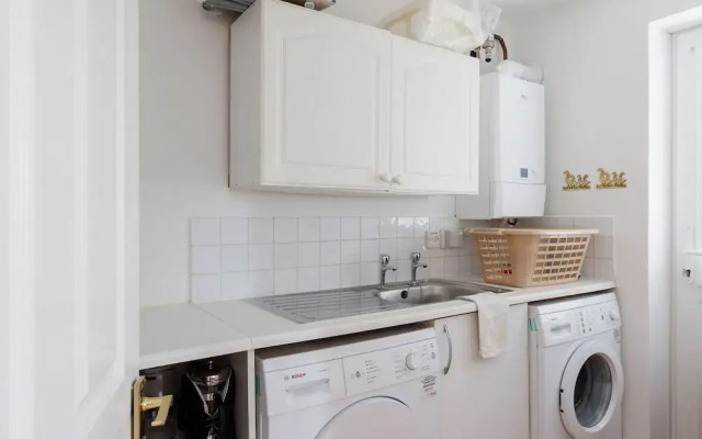 Spacious 4-bed Seaside Retreat in Selsey
