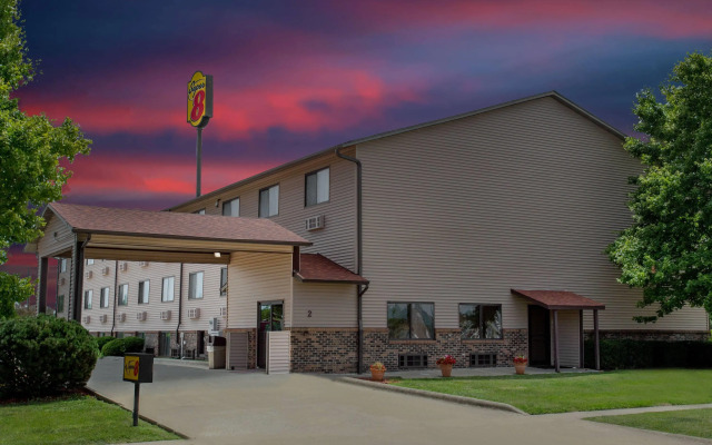 Super 8 by Wyndham Normal Bloomington