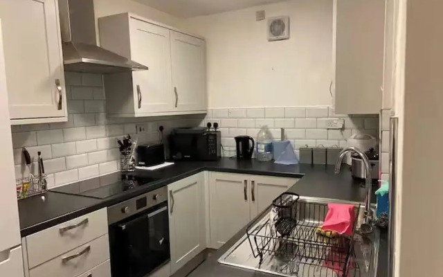 Cosy 2 Bed House - Sleeps 3, Parking & Garden