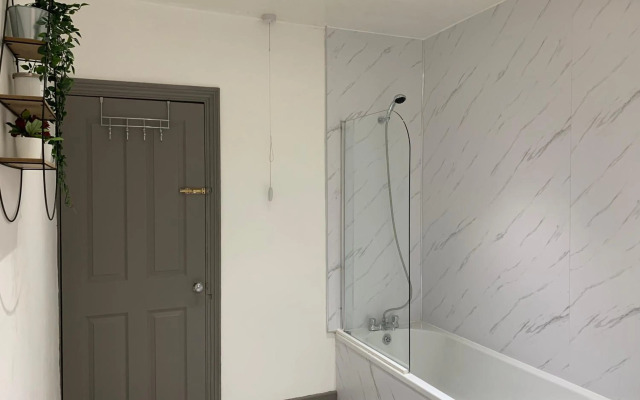 Rectory - Lovely 4 bedroom maisonette Gateshead free parking