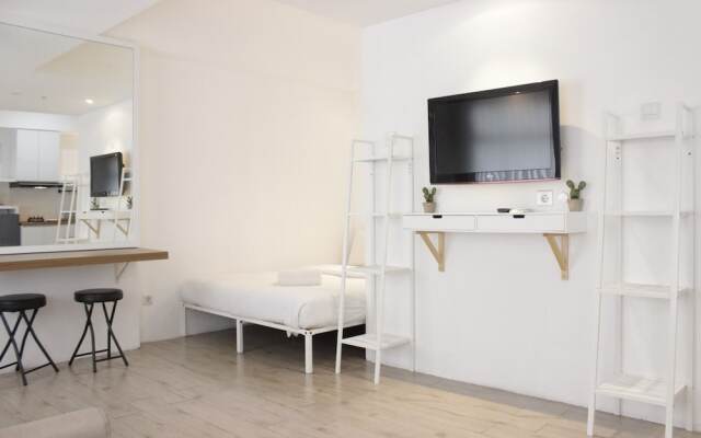 Modern Chic Studio Room at Grand Asia Afrika Apartment