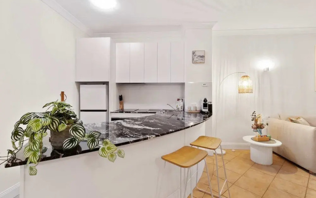 Cozy Waterfront - Free Parking Pool