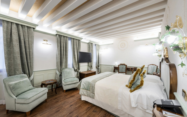 Monaco & Grand Canal Hotel