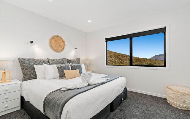 A Luckie Charm - 5-Bedroom Townhouse