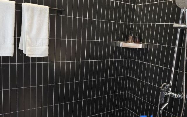 Xiaqing Canyon Creekside Homestay