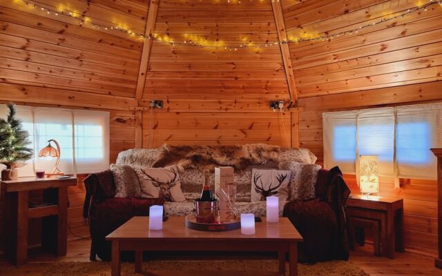 Cozy Cabin With Hot Tub Retreat in Anglesey