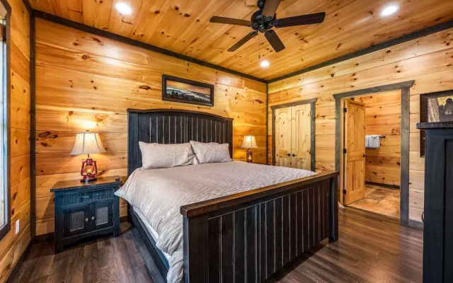 Mountain Skyy 3 Bedroom Cabin by RedAwning