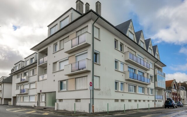 Beachfront Apartment in Grancamp-maisy With Terrace