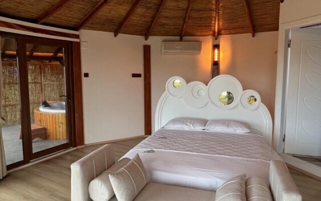 Villa With Pool Backyard and Jacuzzi in Sapanca