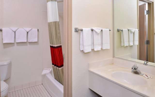 Red Roof Inn Sandusky - Milan