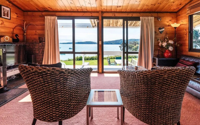 Peaceful Picnic Bay - Surfdale Holiday Home