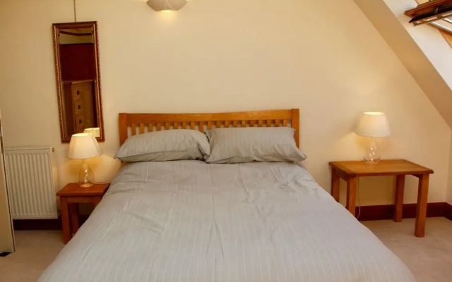 Homely 3 Bedroom Flat With Castle Views