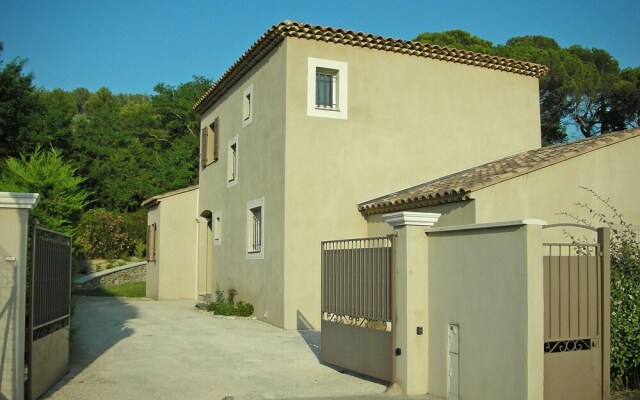Luxurious Villa in Provence with garden and roofed terrace