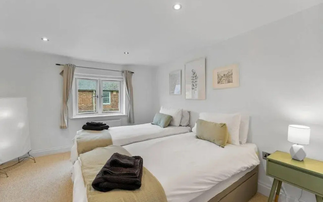 Perfect Location, dog Friendly Beautiful Home