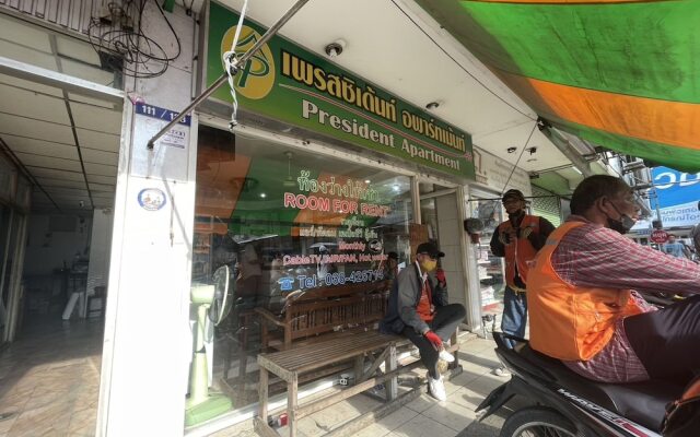 OYO 75494 President Apartment