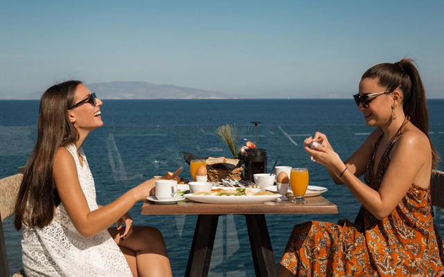 Almyra Oia Suites